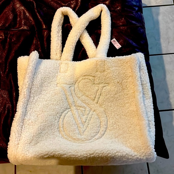 White Sherpa getaway bag from Victoria secret never used with tags on - Picture 2 of 5
